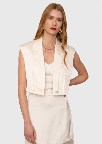 Timea balta veste ar pogu