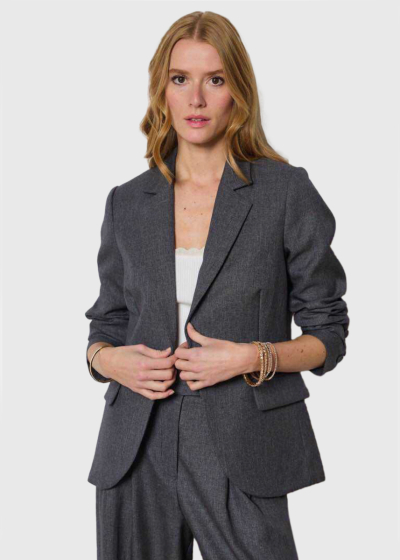 Elle melna žakete