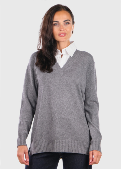 Kia grey sweater with white collar